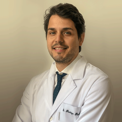 Dr. Rodrigo Rocha explica: mastopexia com prótese por cima ou por baixo do músculo?
